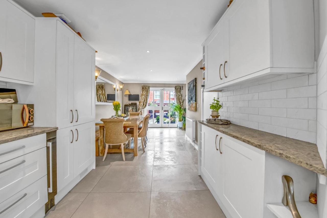 Stylish 3 Bedroom Townhouse For 5 Guests, Set In The Medieval Grid With Off Street Parking Bury St. Edmunds Екстериор снимка