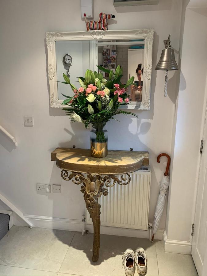 Stylish 3 Bedroom Townhouse For 5 Guests, Set In The Medieval Grid With Off Street Parking Bury St. Edmunds Екстериор снимка