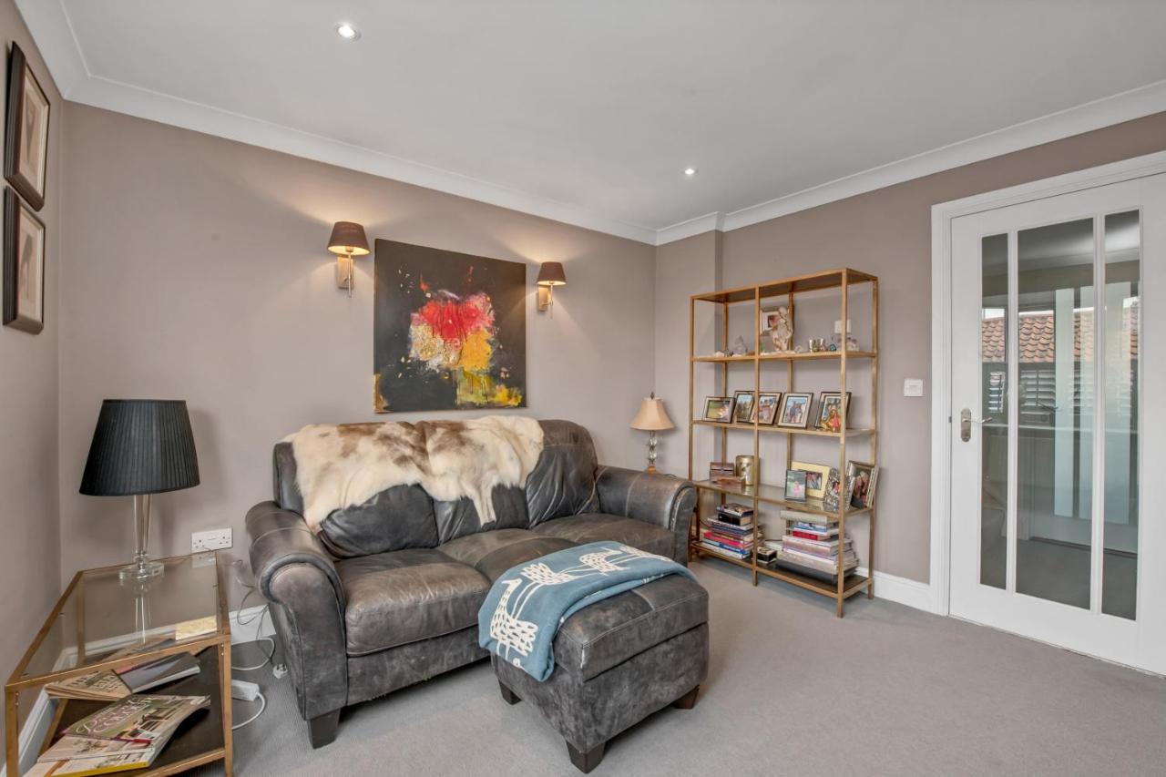 Stylish 3 Bedroom Townhouse For 5 Guests, Set In The Medieval Grid With Off Street Parking Bury St. Edmunds Екстериор снимка