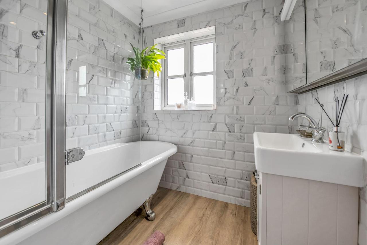 Stylish 3 Bedroom Townhouse For 5 Guests, Set In The Medieval Grid With Off Street Parking Bury St. Edmunds Екстериор снимка